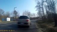 Chamskie wyprzedzanie rowerzysty przed zakrętem! - 02.04.2019 - Częstochowa, ul. Żyzna
