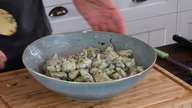 Kluski twarogowo szpinakowe polane czosnkowym masłem / Oddaszfartucha