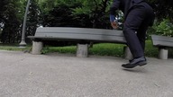 Pomysłowy tatuś pomaga c&oacute;rce wyrwać zęba za pomocą...