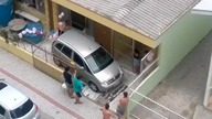 Wyjazd z ciasnego podw&oacute;rka