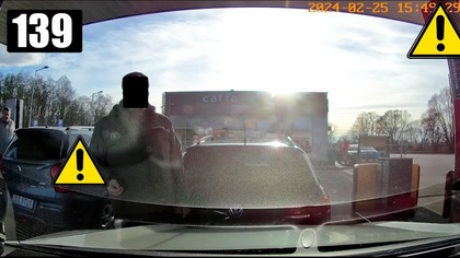 Chamskie zajechanie na stacji paliw