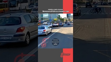 Zatrzymują się przed przejściem,a jeden nie patrzy i ucieka na lewy pas.  #warszawa #dashcam #kolizja
