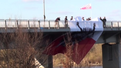 21. 03. 2026 RODACY KAMRACI powiesili ogromny znak kamracki na moście Świętokrzyskim nad Wisłą w Warszawie