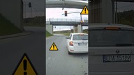 Śmiecenie przez kierowcę Skody