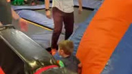 Efektowna zabawa na trampolinach