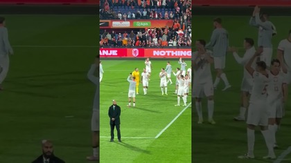 Robert Lewandowski luźno wykopujący meczowe piłki kibicom