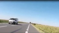 Tak dochodzi do wypadk&oacute;w.  Auto pędziło wprost na motocykl.