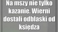 Na mszy nie tylko kazanie.  Wierni dostali odblaski od księdza
