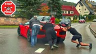 Lamborghini zepsuło się na środku skrzyżowania.  Kierowcy ruszyli z pomocą.  STOP PIRAT
