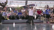 Zawody w puszczaniu samolot&oacute;w z papieru