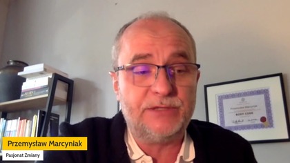 Gościem Tomasza J. Kosińskiego jest Przemysław Marcyniak, muzyk, nauczyciel, trener kodu emocji, pasjonat zamiany. [R103]

Linki:
Facebook https://www.facebook.com/p.marcyniak
Strona http://przemyslaw-marcyniak.bemergroup.com
------------------------------------------------------------------------------------
Zgłoszenia do programu prosimy wysyłać do prowadzącego 
- na adres E-mail tomasz[at]kosinski.pl 
- na numer WhatsApp +63 956 961 0674
------------------------------------------------------------------------------------
Zobacz całą serię: https://www.youtube.com/playlist?listPLqNgAk3B09Wqo7t25vUgTpad8sKLTQ43h
-------------------------------------------------------------------------------------
Zacznij wspierać ten kanał, a dostaniesz bonusy:
https://www.youtube.com/channel/UCZdpfHkscqF6ZDJTVcojP3g/join

Wesprzyj autora na Patronite: https://patronite.pl/TJK
Postaw kawkę na Suppi: https://suppi.pl/tjkosinski
Zrzutka na Wedukację: https://zrzutka.pl/sc4k7u

Zobacz strony:
https://kosinski.pl
https://wedukacja.pl

Facebook:
Grupa dyskusyjna Wedukacja https://web.facebook.com/groups/wedukacja
Fanpage WEDUKACJA https://web.facebook.com/WEDUKACJA
Strona autorska Tomasza J. Kosińskiego https://web.facebook.com/tomaszjkosinski

Telegram: https://t.me/wedukacja 
Discord: Wedukacja https://discord.com/channels/1301598548336443477/1304081929733144639

#słowianie #slowianie #wiedza #zakazanawiedza #tajemnice #sekrety #zagadkihistorii #zagadki #natura #świadomość #tożsamość #prawda #rozwójosobisty #rozwój #rozwójduchowy #rozwojosobisty #poszukiwania #ciekawostki #praweda #wedukacja #TomaszJKosinski