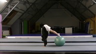 jak zrobić stanie na rękach: ćwiczenie #4
