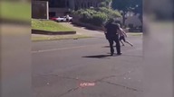 Mężczyzna sprawdza sprawność fizyczną policjanta