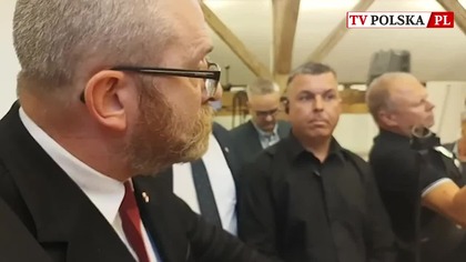 Grzegorz Braun niszczy mikrofon i przewraca kolumny.  Nie będą Niemcy uczyć Polak&oacute;w historii