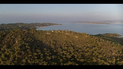 Meurtres à Porquerolles (2022)