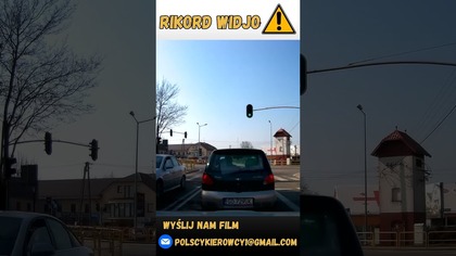 Emeryt za kółkiem z pasa do skrętu w lewo jedzie prosto #polscykierowcy #shorts #viral #dashcam
