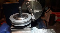 Primitive worm gear hobbing in a lathe Frezowanie przekładni ślimakowej