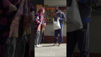 Kupują jedzenie bezdomnemu