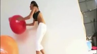 Dziewczyna z dużymi balonami