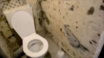 azienka z wc   Czerwono biaa azienka z umywalka nablatowa okraga szklana czerwona