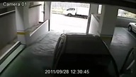 Kobieta wjeżdża do garażu 2
