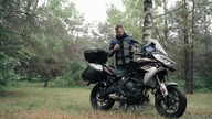 W deszczu, chłodzie i mgle.  Turystyka motocyklowa bywa różna: Kawasaki Versys 650