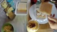 Słodki przepis na deser z bitą śmietaną .  Masło orzechowe , wafle , banany .  Tylko 3 składniki .