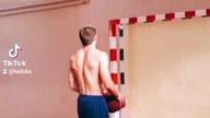 Wyciągnie piłki z pomiędzy kosza a tablicy GŁOWĄ! #shorts