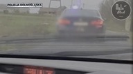 POLICYJNY POŚCIG ZAKOŃCZYŁ SIĘ ZARZUTAMI DLA KIEROWCY, KTÓRY JEŹDZIŁ SAMOCHODEM Z NIEBIESKIM KOGUTEM