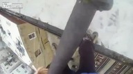 Przeskoczył z dachu na dach