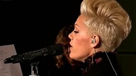 Pink - Girl On Fire live (Alicia Keys cover)