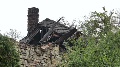 Zawalił się dach domu przy Towarowej.  W środku było starsze małżeństwo