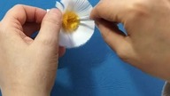 Jak zrobić wiosenny kwiat z papieru? Bardzo łatwy.DIY #shorts #kwiat #papier #wiosna #zrobtosam
