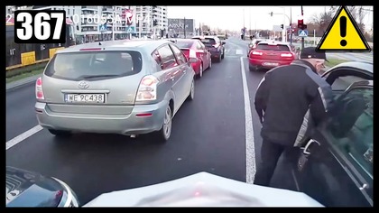 Jazda między samochodami i potrącenie starszego Pana któremu auto uległo awarii
