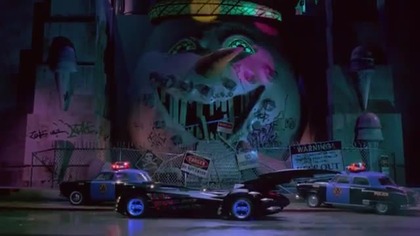 Batman z pomocnikiem Robinem planują powstrzymać Mr. Freeza oraz kobietę o pseudonimie Trujący Bluszcz, kt&oacute;ra zabija swoje ofiary pocałunkiem.

Przeraźliwy chł&oacute;d sparaliżował Gotham City. Znękane miasto ponownie staje w obliczu zagłady. Ostatnią nadzieją na ocalenie jest Batman. Gdy na nocnym niebie pojawia się znak nietoperza, Batman natychmiast rusza na pomoc w swoim potężnym, niesamowitym Batmobilu. Tym razem nie jest sam. Towarzyszy mu przyjaciel i pomocnik - Robin, kt&oacute;ry na swym turbo motocyklu podąża jak cień za pojazdem Batmana. To nie będzie łatwa walka. Mr Freeze ma do pomocy piękną, ale niebezpieczną istotę zadającą śmierć poprzez pocałunek - kobietę o mrożącym krew w żyłach przydomku - Trujący Bluszcz. Na szczęście naprzeciwko tej pary bezlitosnych zab&oacute;jc&oacute;w stają Batman i Robin - teraz - uzbrojeni w nowoczesne, przemyślane, budzące respekt wroga przyrządy i pojazdy. W sukurs obrońcom przychodzi nowa postać - Batgirl - niezwykle sprawna i odważna dziewczyna. Ta wspaniała tr&oacute;jka bohater&oacute;w stanie w obronie Gotham City, kt&oacute;re Mr Freeze planuje zamienić w skutą lodem pustynię...