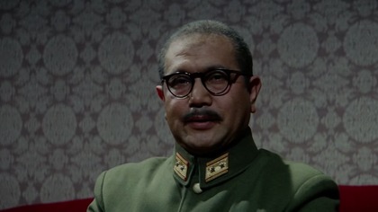 Japończycy przygotowują atak na bazę marynarki wojennej Stan&oacute;w Zjednoczonych w Pearl Harbor. Amerykanie przechwytują zaszyfrowane komunikaty świadczące o planach napaści, jednak nie dają im wiary, co prowadzi do tragedii.