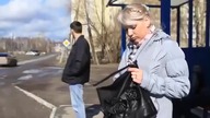 Śmiały i prosty spos&oacute;b na poznanie dziewczyny na przystanku.
