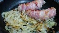 Kiełbasa smażona w boczku wędzonym! Jak zrobić kiełbasę smażoną w boczku