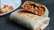Tortilla zawijana wrap z kurczakiem warzywami i tzatziki
