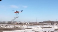 Helikopter zgarnia słup wysokiego napięcia