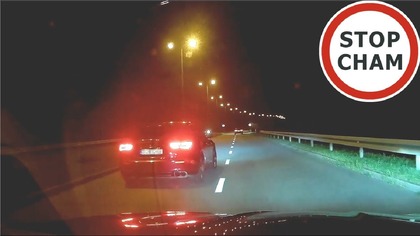 Rondo było puste, kierowca Maserati wjechał bardzo szybko na prawy pas i zablokował nam zjazd z ronda, tak żebyśmy musieli się zatrzymać i uszanować jego pierwszeństwo, może zirytowało go, że jechaliśmy wolno ok 20-25km/h (wieźliśmy szczeniaka). Krótko ostrzegłem go klaksonem no i dalej już widać na nagraniu :) Highlight 1:03 - pasażer Maserati pozdrawia nas środkowym palcem

29.07.2025 Kołobrzeg
Odcinek 1923 https://youtu.be/XHKm0-DOeqA