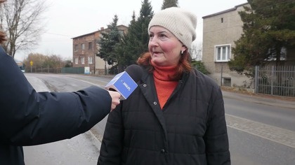 Ulica Jaworznicka z kostką została oddana do użytku pod koniec 2015 roku. Od tego czasu mieszkańcy Góry Piasku mierzą się z nieprzerwanym hałasem przejeżdżających tamtędy aut. Największą uciążliwość sprawiają im samochody ciężarowe, których przejazd po betonowej kostce powoduje ogromny huk.

Hałas słyszany jest nawet w domach oddalonych od głównej ulicy. Dodatkowo nawierzchnia się zapadła, fragmenty pękają, a kostki brukowe wylatują na drogę i chodnik. Teraz kiedy przez ulice Jaworznicką odbywa się objazd do ulicy Górnośląskiej, problem jeszcze bardziej się nasilił.

Nasza redakcja wielokrotnie interweniowała w tej sprawie, przez ostatnie prawie 10 lat powstało wiele materiałów. Ostatni o ulicy Jaworznickiej ukazał się we wtorek, 11 lutego.

Dokładnie dzień później - może w odpowiedzi na nasz materiał - Urząd Miejski ogłosił długo wyczekiwaną przebudowę. W swoim komunikacie na stronie miasta zapowiedział, że rozpocznie się ona na przełomie III i IV kwartału tego roku. Mieszkańcy Góry Piasku cieszą się tą wiadomością  jak mówią, najwyższy na to czas. Ulica Jaworznicka jest już w bardzo złym stanie.

Pracę wykona firma REMBUD znana z innych inwestycji w mieście. Stworzyła ona już m.in. pierwszy fragment ulicy Nowoszczakowskiej, a także rondo na Niedzieliskach. W tym roku zajmie się przebudową ulicy Szczakowskiej. Właśnie przebudowa ulicy Jaworznickiej znalazła się w planie w ramach tych inwestycji.

Przebudowany zostanie najbardziej zniszczony fragment, a dokładnie odcinek od skrzyżowania z ulicą Górnośląską w kierunku GEOsfery. Pracę obejmą m.in. usunięcie starej kostki, poprawę włazów kanalizacyjnych i wypustów deszczowych, naprawę uszkodzonych krawężników, a także położenie na całym tym fragmencie asfaltu o podwyższonej trwałości.

Materiał pochodzi ze strony https://www.jaw.pl
#jaworzno #jawpl