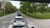 Dziarski 70-latek holujący auto do swojego warsztatu