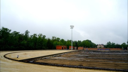 Budowa stadionu lekkoatletycznego w Jaworznie.  Widać już zarys przyszłego obiektu