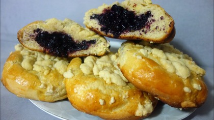 Jagodzianki Babci.  Przepis jak zrobić bułki drożdżowe z jagodami i kruszonką