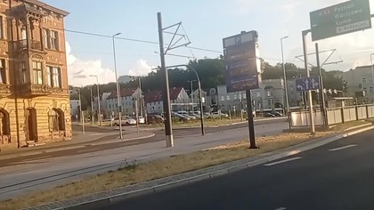 Jakieś BMW, chyba Mercedes S63 i Polonez