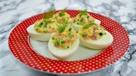 Jajka faszerowane salami, żółtym serem i szczypiorkiem - Jak zrobić - Smakowite Dania