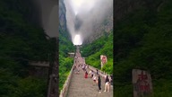 Magiczny portal w Parku Narodowym Zhangjiajie w Chinach