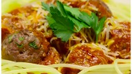 Spaghetti z klopsami i sosem pomidorowym