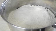 Drożdżówka z rabarbarem i truskawkami - Jak zrobić - [Smakowite Dania]